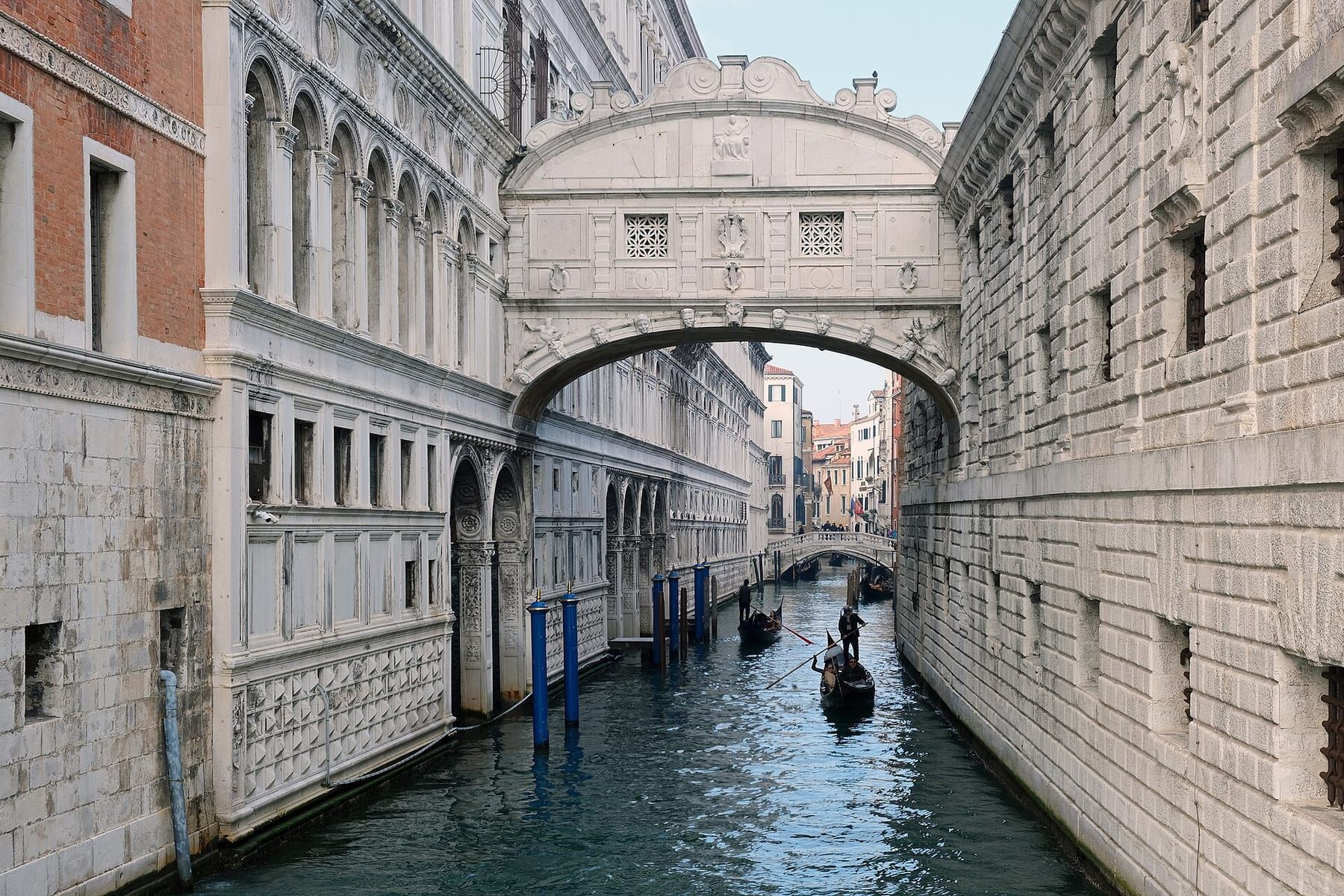 Die Seufzerbrücke vom Ponte della Paglia aus, mit einer Gondel auf dem Rio di Palazzo