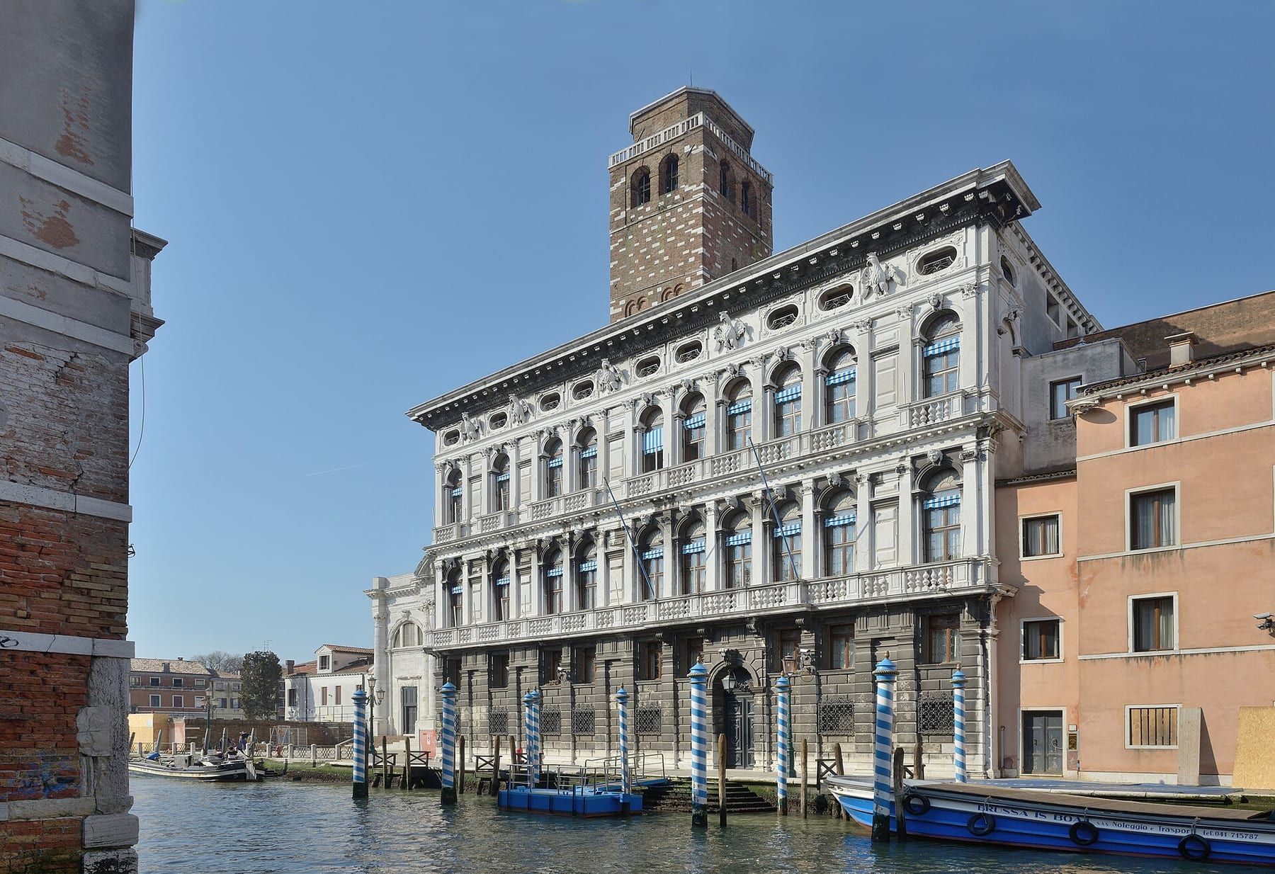 Palazzo Labia affacciato sul canale di Cannaregio, con le paline a righe bianche e blu davanti all'ingresso d'acqua