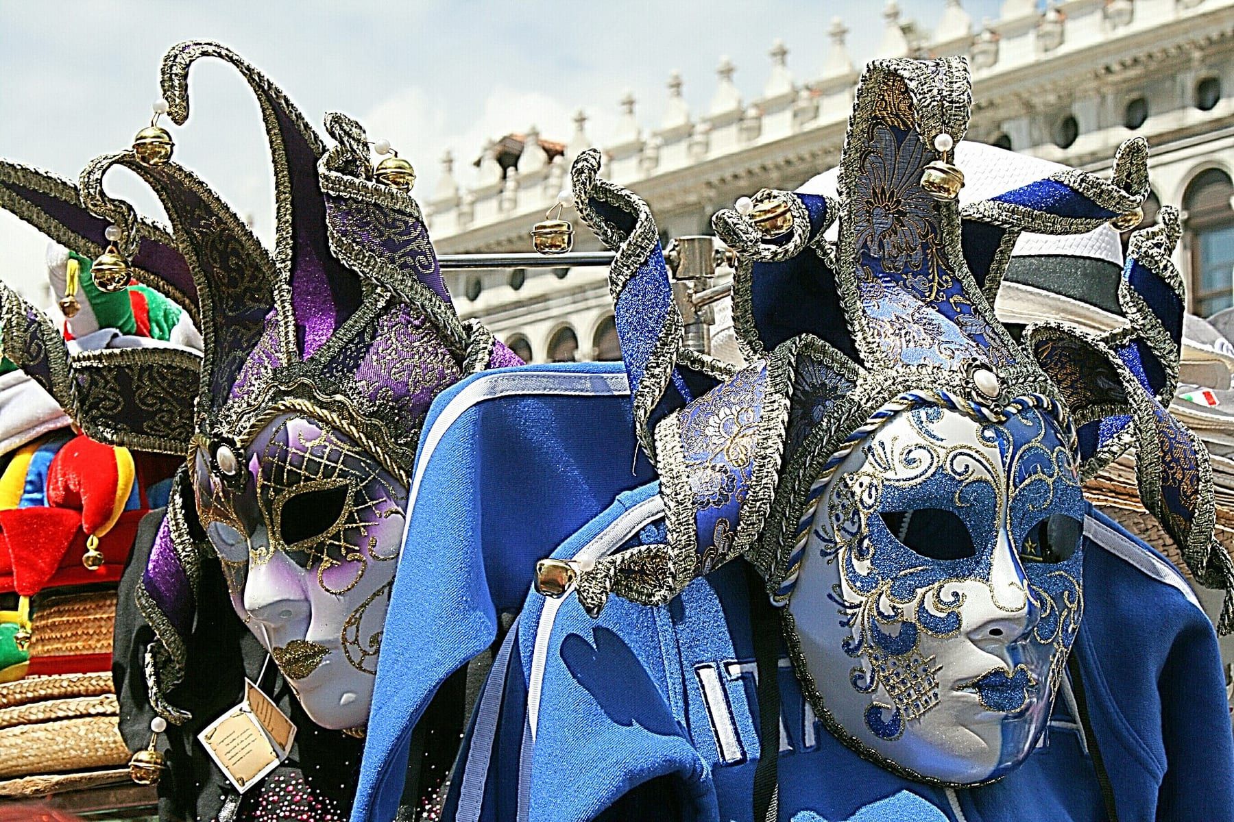 Verzierte venezianische Masken in einer Auslage nahe dem Markusplatz