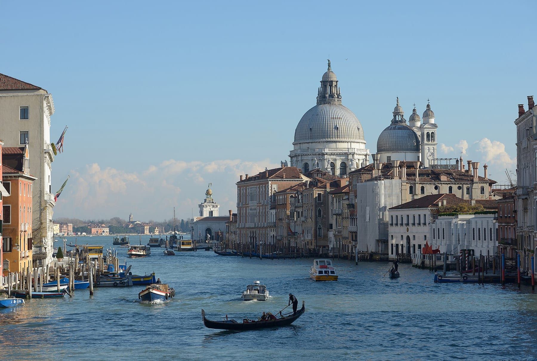 Der Canal Grande mit Palästen direkt am Wasser, fahrenden Vaporetti und Booten