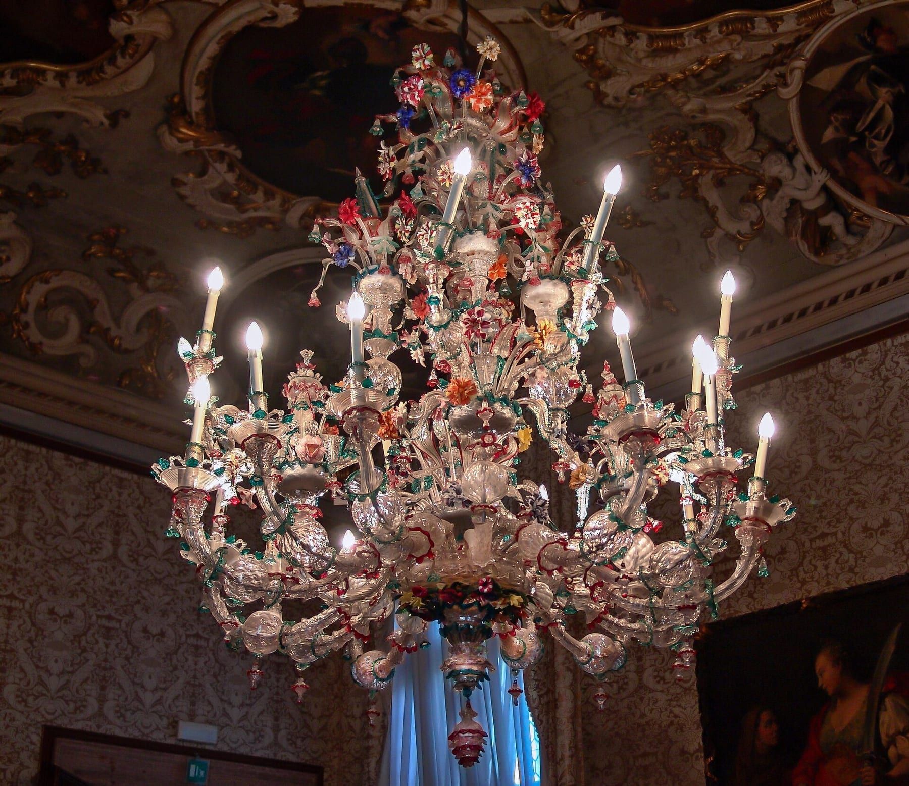 Il Palazzo Giustinian, sede del Museo del Vetro, affacciato su un canale di Murano
