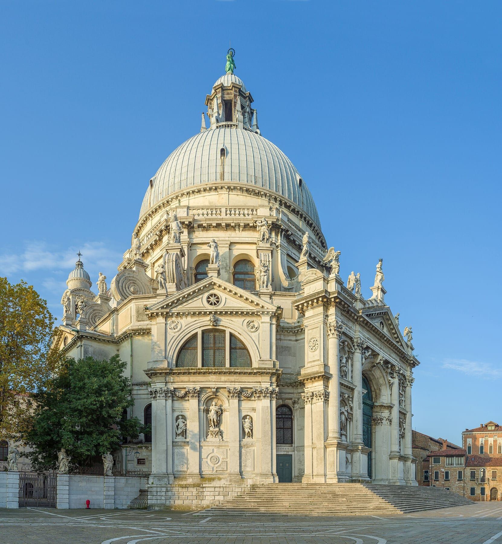 La cúpula blanca de la basílica de Santa Maria della Salute a la entrada del Gran Canal, vista desde el agua