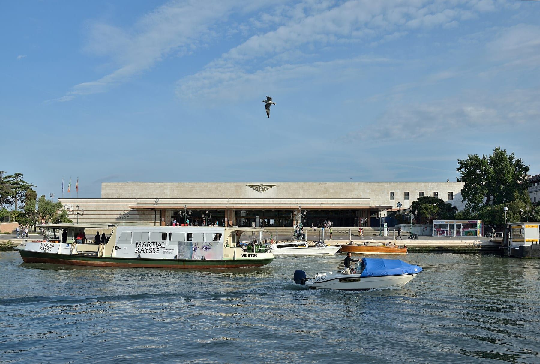 La stazione di Santa Lucia vista dal Canal Grande, con un vaporetto all'imbarcadero Ferrovia