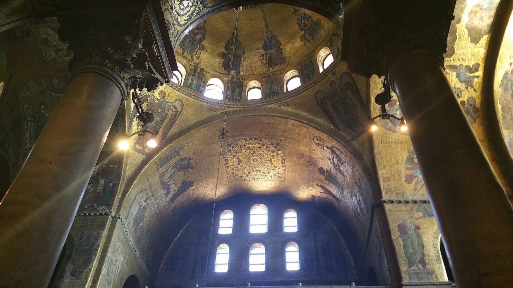 Die Goldmosaiken in den Kuppeln von San Marco: Der Rundgang durch die Basilika dauert höchstens 20 Minuten
