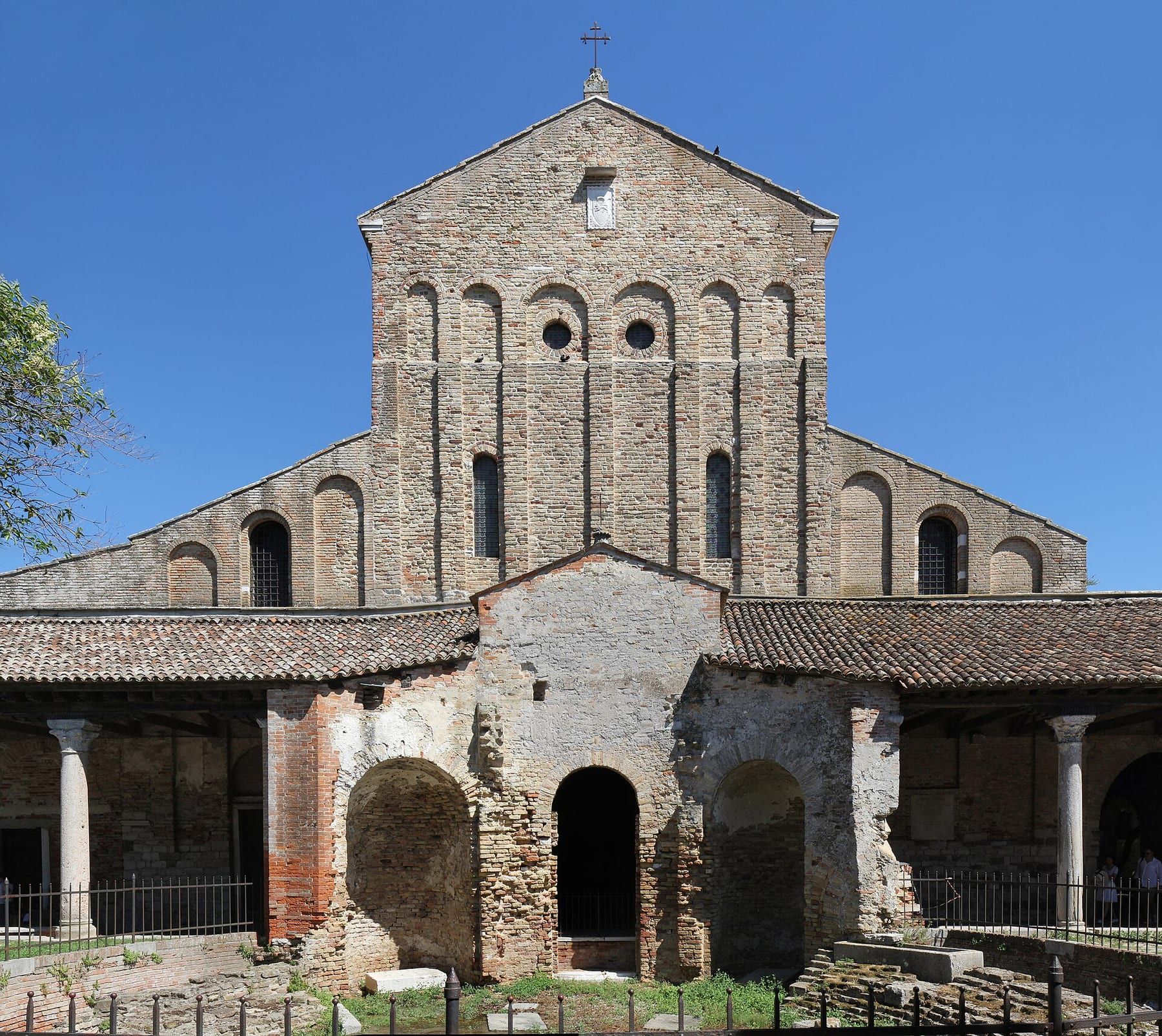 La basilica di Santa Maria Assunta a Torcello con il suo campanile, fra i prati dell'isola